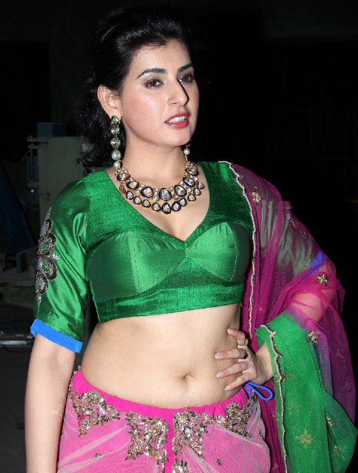 Archana Veda Deep Navel Hip Show In Pink Saree