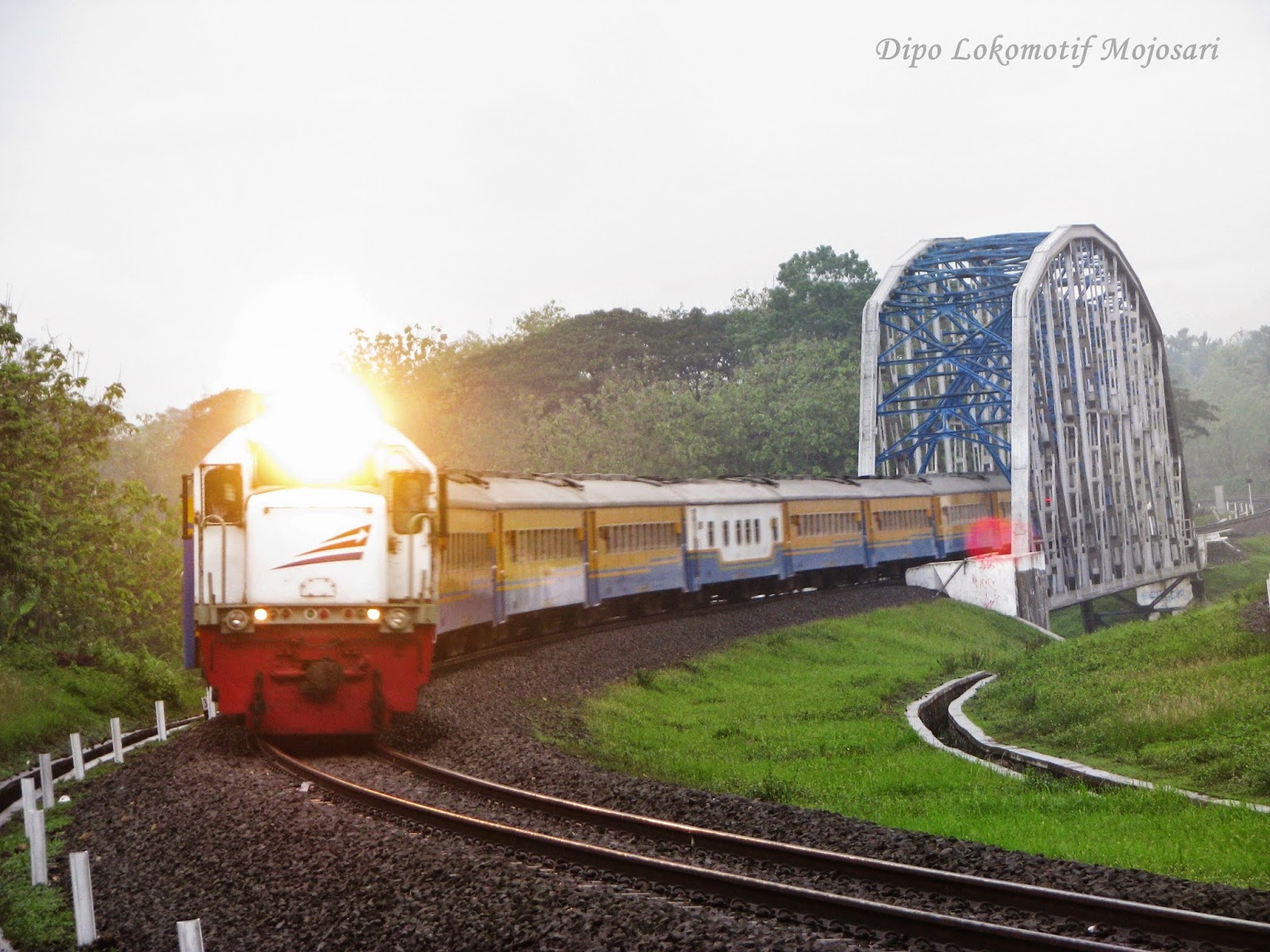 Kereta Api Indonesia: Rangkaian KA Gaya Baru Malam Selatan Melintas di ...