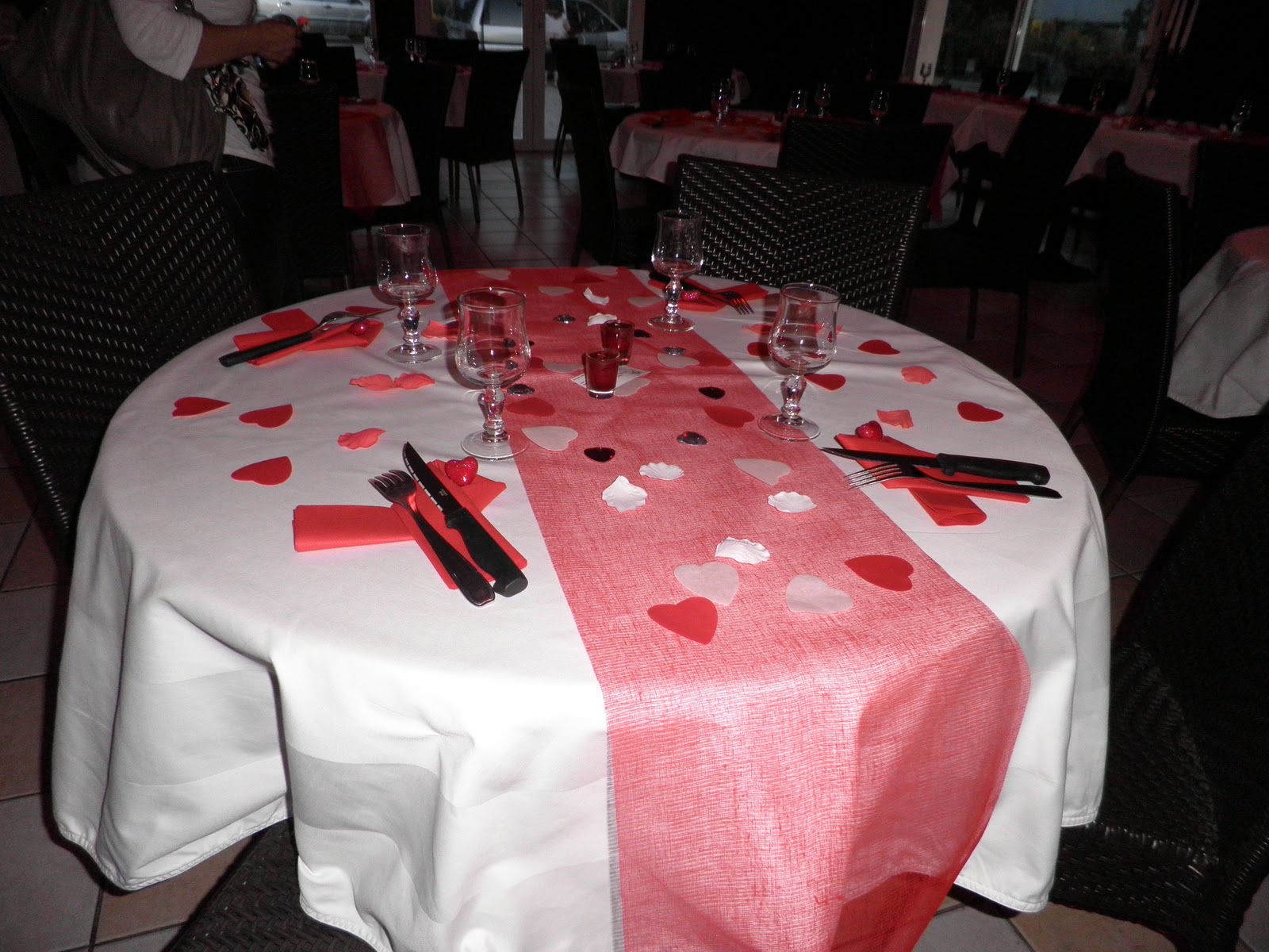 Piques et points: Décoration d'une salle de mariage rouge et blanc