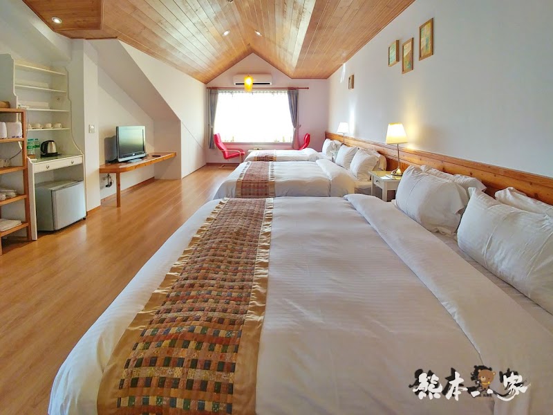苗栗飛牛牧場親子住宿|牧場原墅家庭房|森林芬多精相伴的童趣屋