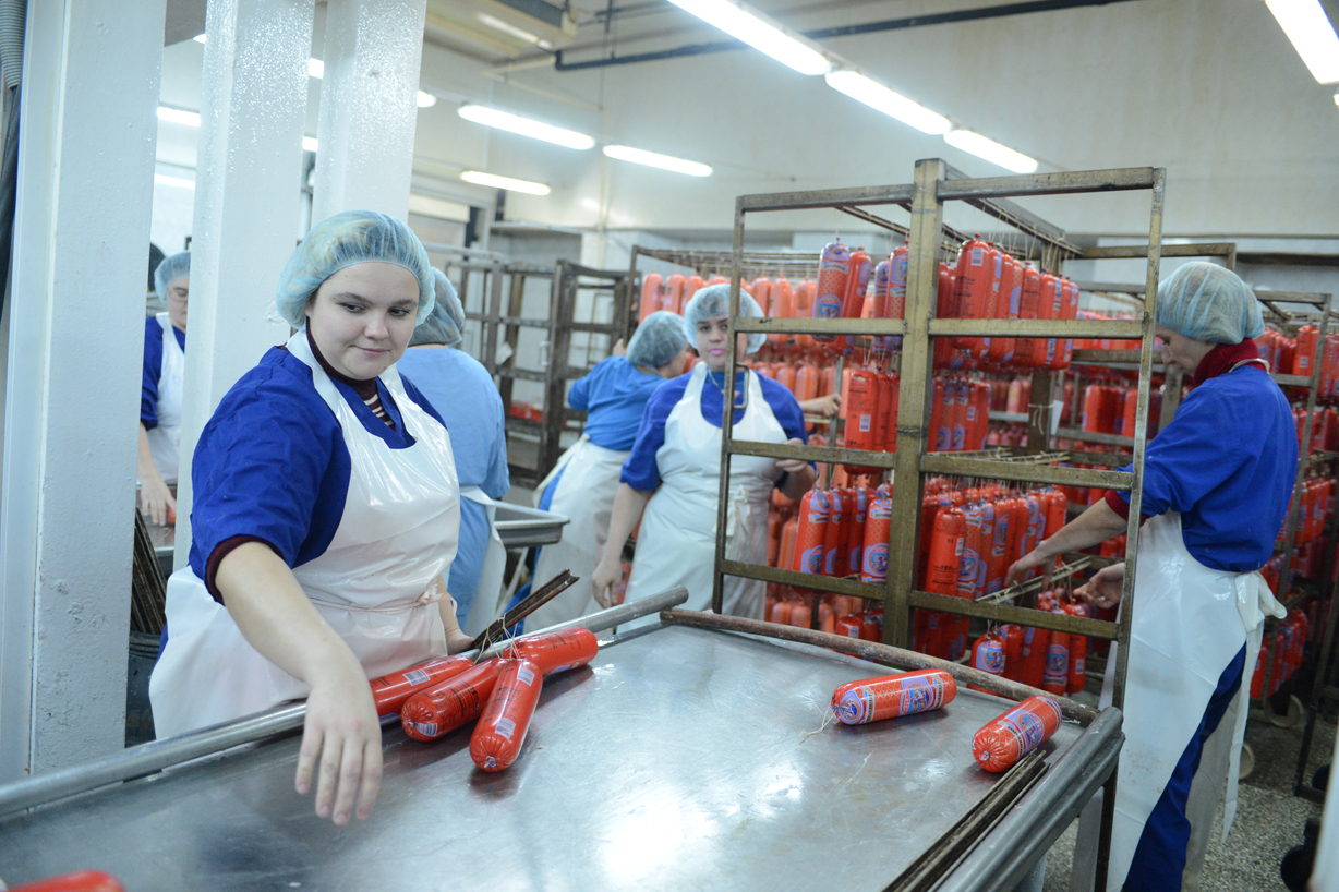 работа колбасный завод. работа колбасный завод. колбасный завод тавр ростов на дону. формовщица колбасных изделий. производство колбасы.