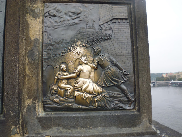 Detalles del atril de la estatua de San Juan Nepomuceno en el Puente de Carlos (Praga) (@mibaulviajero)