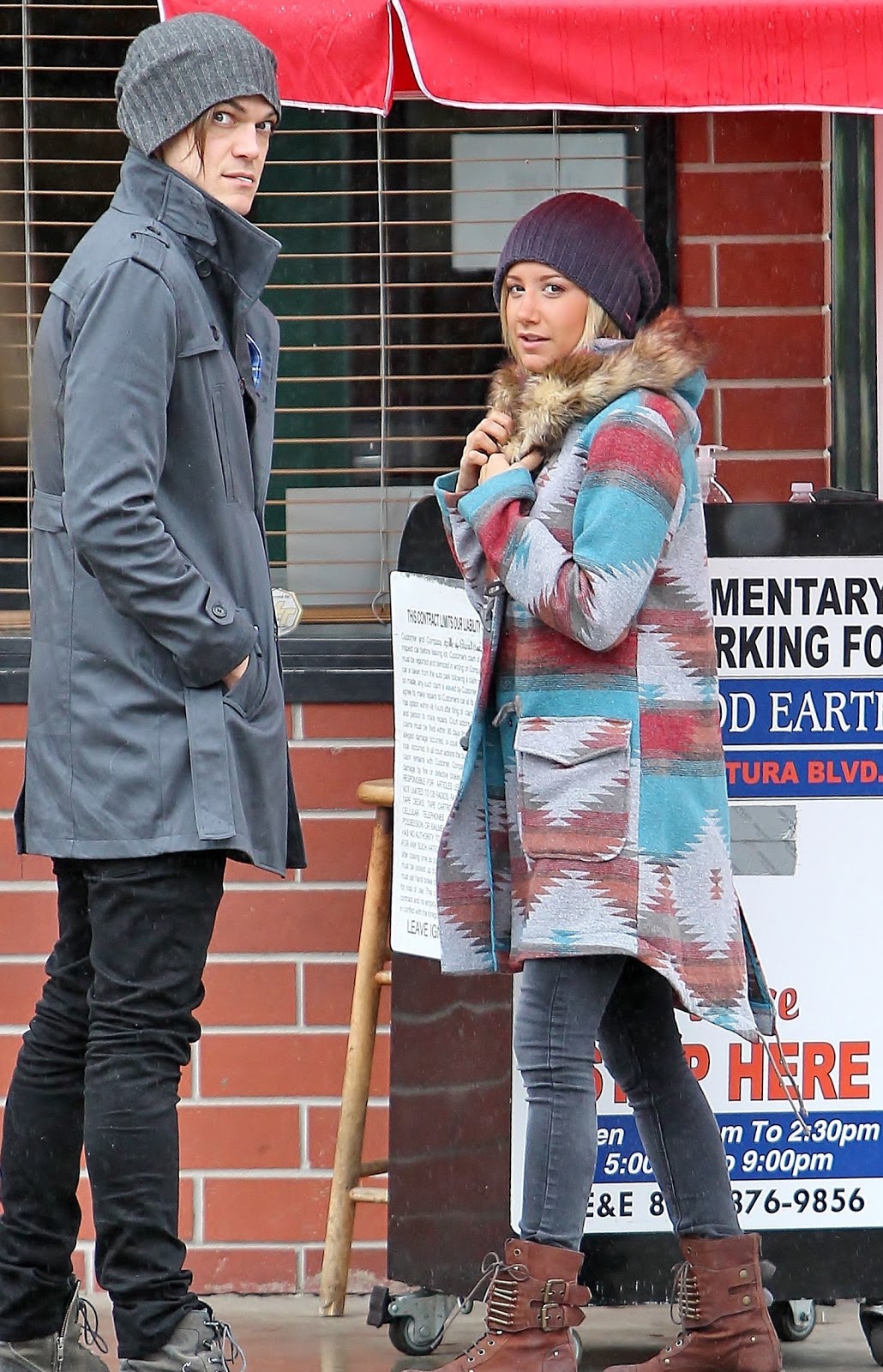 Ashley comprando algunos muebles en Hollywood ~ Ashley Tisdale