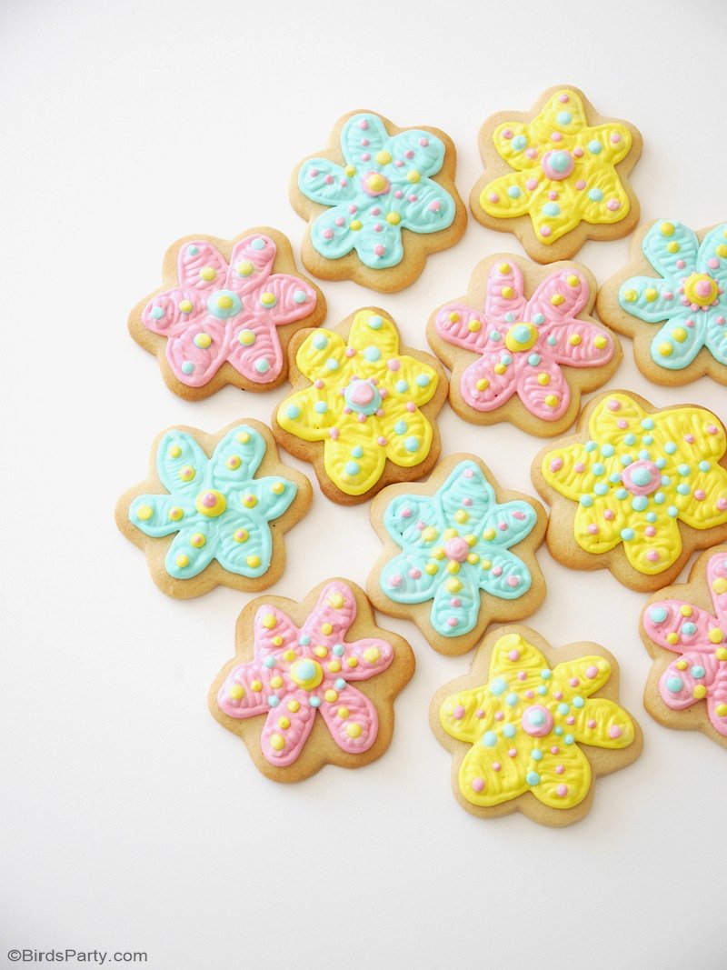 How To Decorate Flower Cookies The Easy Way! - pretty delicious and easy to make decorated cookies for your spring parties, or to give as gifts or party favors! by BirdsParty.com @birdsparty #cookies #cookirecipe #flowercookies #flowersugarcookie #springcookies #flowercookie