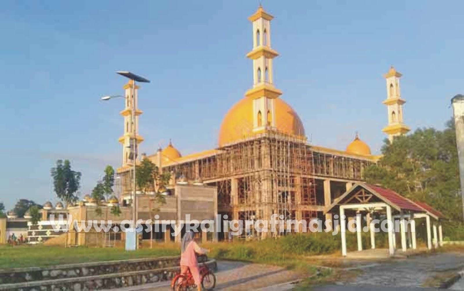 ASSIRY ART MENGERJAKAN KALIGRAFI KUBAH MASJID AGUNG ...