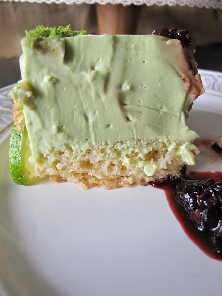 Tarta de Aguacate, lima y Queso con compota de Cerezas