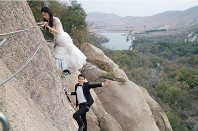 Pasangan ini Ambil Photo kahwin dengan Bergantung di Tebing Setinggi 100 Meter 
