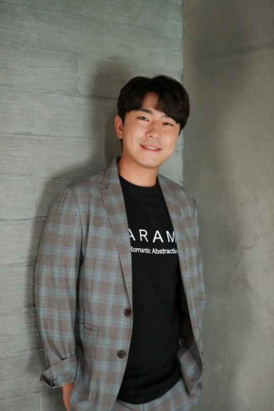 [Interview Translation] Actor Lee Si Eon reveals that he&rsquo;s moving into