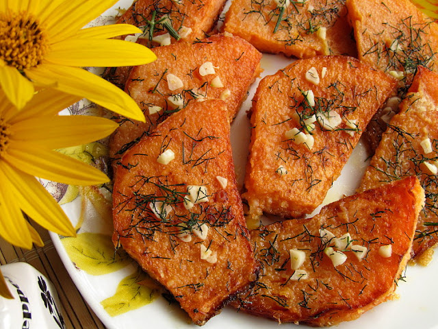 Тыква жаренная с чесноком и укропом