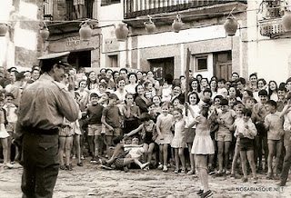 Rompiendo pucheros en la plaza del Solano de Candelario Salamanca