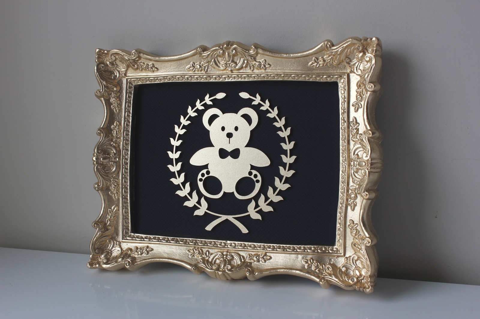 decoracao quadro branco: Quadros, Rosas, Decoração: Quadro Monograma Ursinho em Dourado e decoracao quadro branco: Quadros, Rosas, Decoração: Quadro Monograma Ursinho em Dourado e