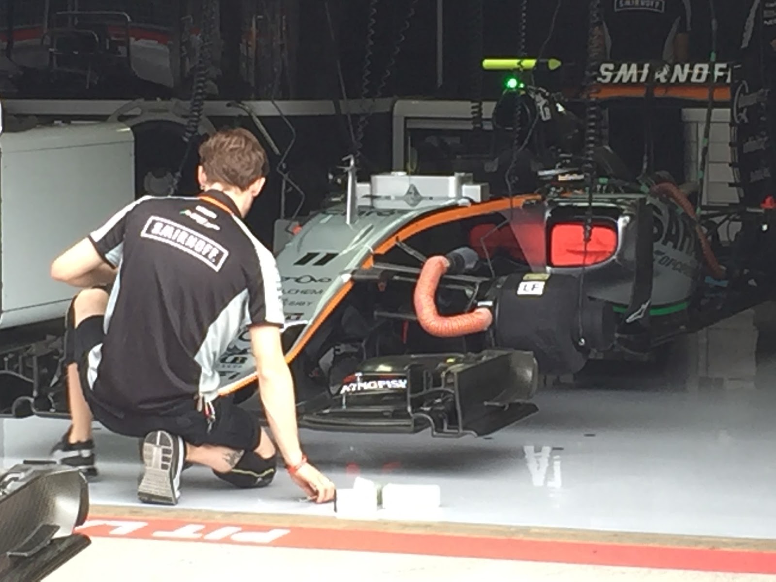 Force India VJM09 con le bocche dei phon inserite nelle prese dei freni