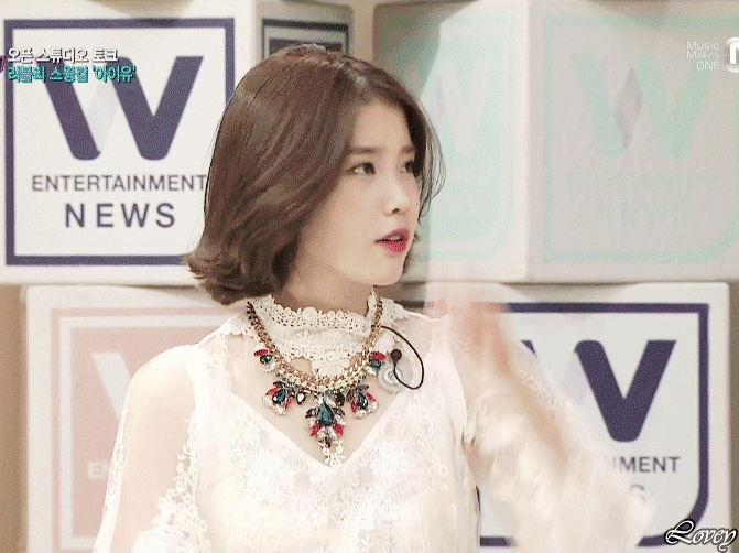 다리꼬는 단발 아이유
