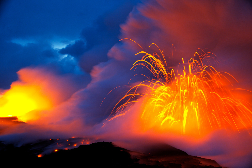 вулкан огнепад килауэа. извержение вулкана килауэа 2020 на гавайях. извержение вулкана килауэа 2020. извержение вулкана килауэа. национальный парк гавайские вулканы гавайи.