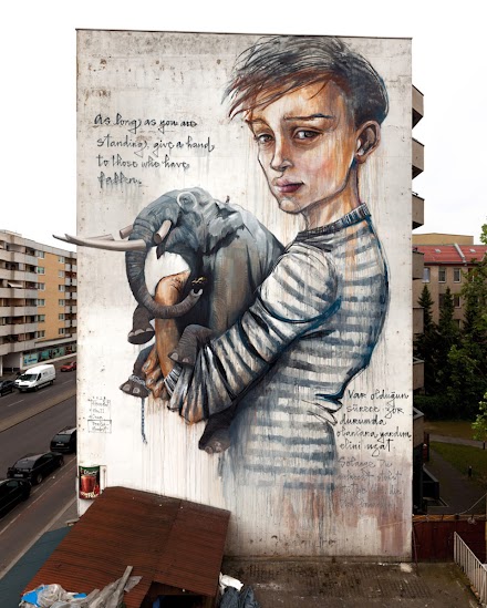 Beste Streetart von Herakut, Wes21 and Onur für Berlin Mural Festival | As Long As You Are Standing, Give a Hand To Those Who Have Fallen 