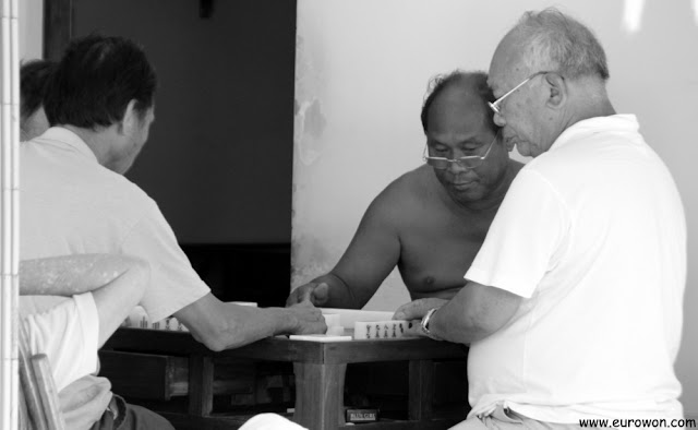 Hombres jugando al dominó en Tai O