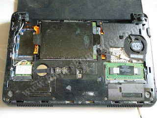 Kondisi netbook HP Mini setelah dibuka