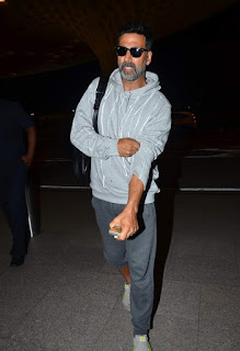 Akshay Kumar Snapped at Mumbai Airport Last Night While Leaving For Shoot of Singh