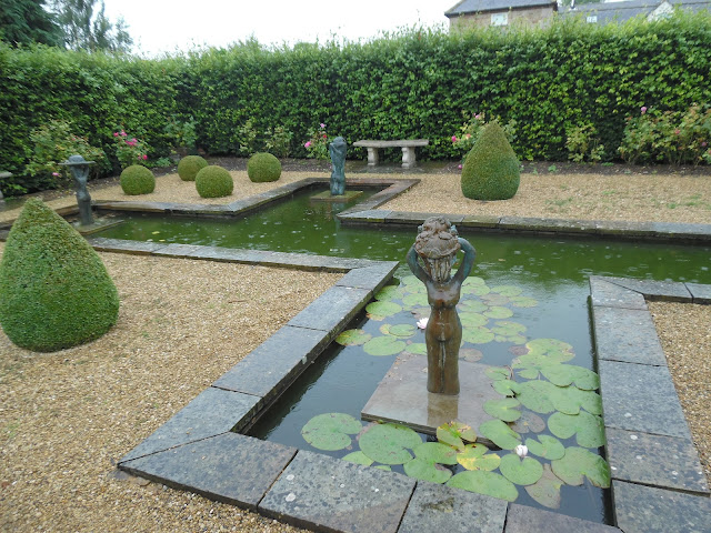 Formal Pool and Knot Garden, formalna sadzawka