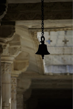 INDIA 2011: Bell that is struck by devotees