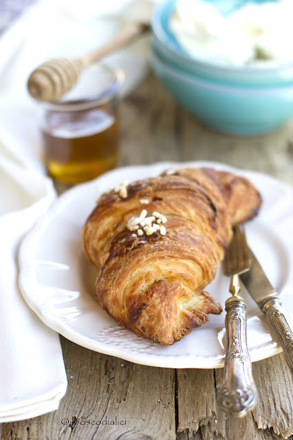 croissant sfogliato con mizithra e miele