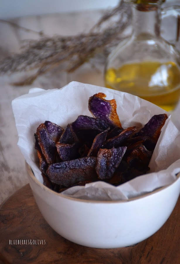 CHIPS DE KALE Y PATATA MORADA CON DIP DE WASABI