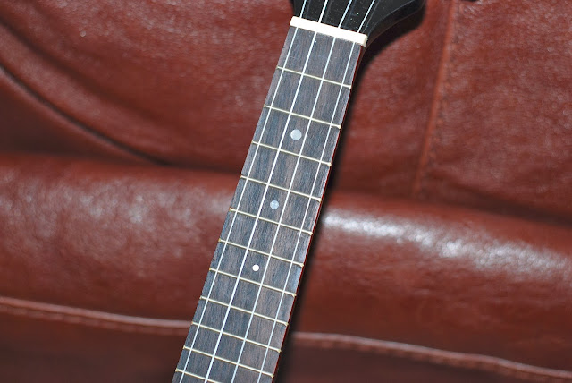 Mahalo Flying V ukulele fingerboard