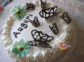 torta di compleanno con farfalle di cioccolato