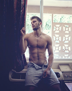 Shirtless Men On The Blog: Justin Holcomb Mostra Il Sedere