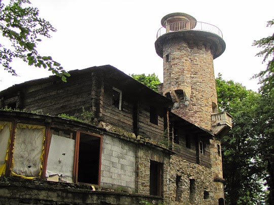 Ruina opuszczonego schroniska z wieżą widokową z 1898 roku na Górze Parkowej.
