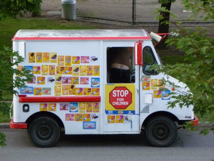 Мороженщик год. Конструктор 82108 Ice Cream Truck. Фургон мороженое. Фургон мороженщика. Фургон с мороженым.