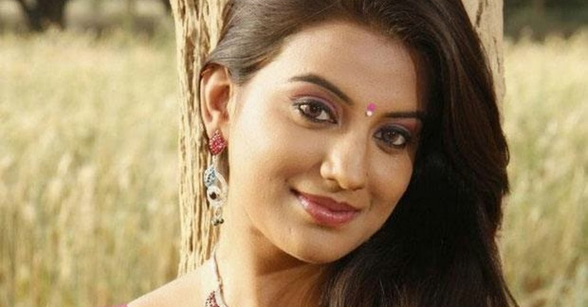 Bhojpuri Actress Akshara Singh Hot pics in Red Half Saree - 6 Pics