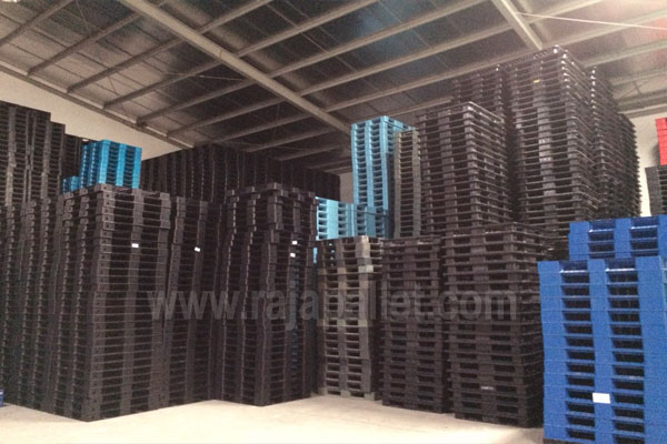 Proses Pemilihan dan Pembersihan Pallet Plastik Bekas Rajapallet