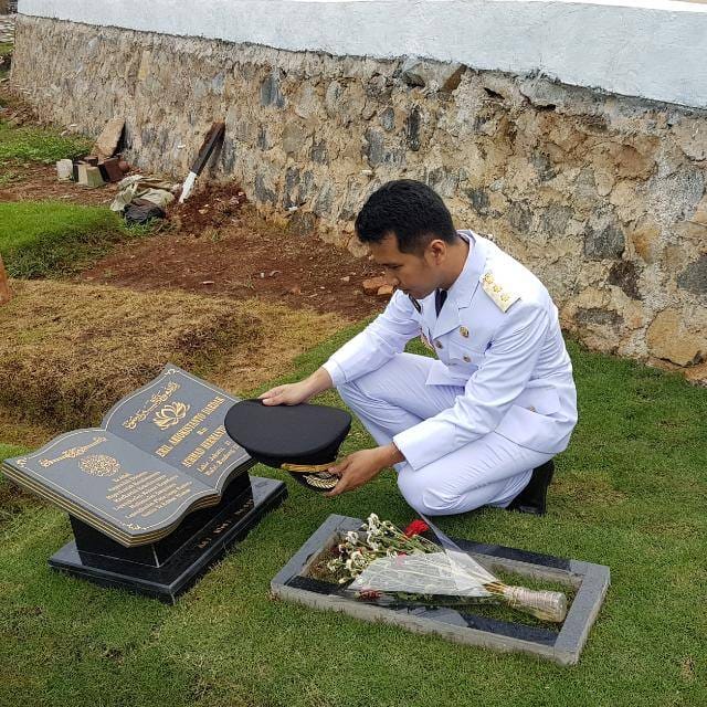 Sebelum Dilantik, Emil Dardak Sambangi Pusara Adik Kandungnya