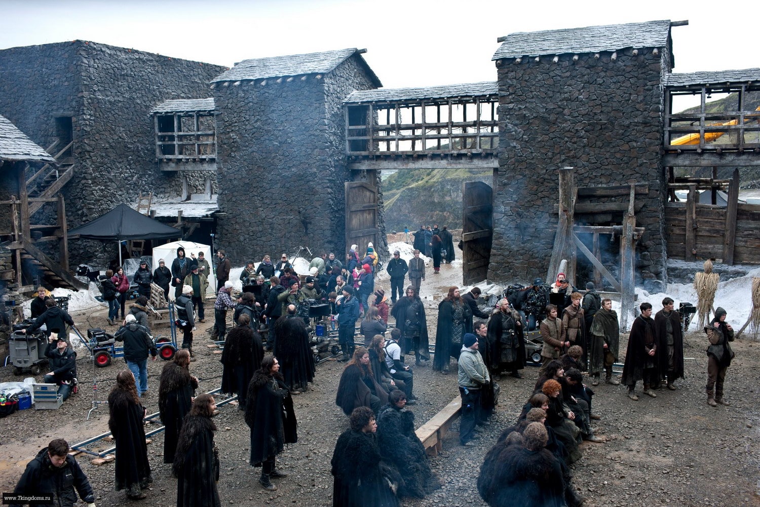 Как снимали сцены в игре престолов. Игра престолов за кадром. Драконы в игре престолов без спецэффектов. Кадры со съемок игры престолов. Съемочная площадка игры престолов.