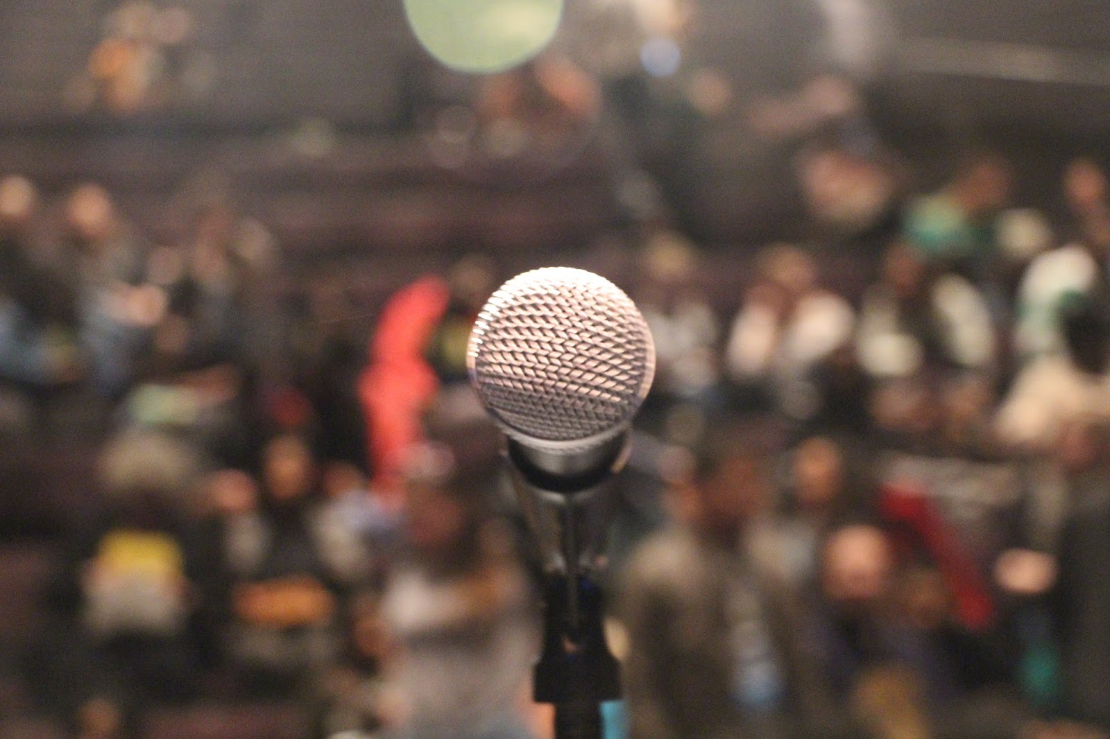 Гудит микрофон. Микрофон сценический. Микрофон Эстетика. Микрофон на сцене. Рука с микрофоном.