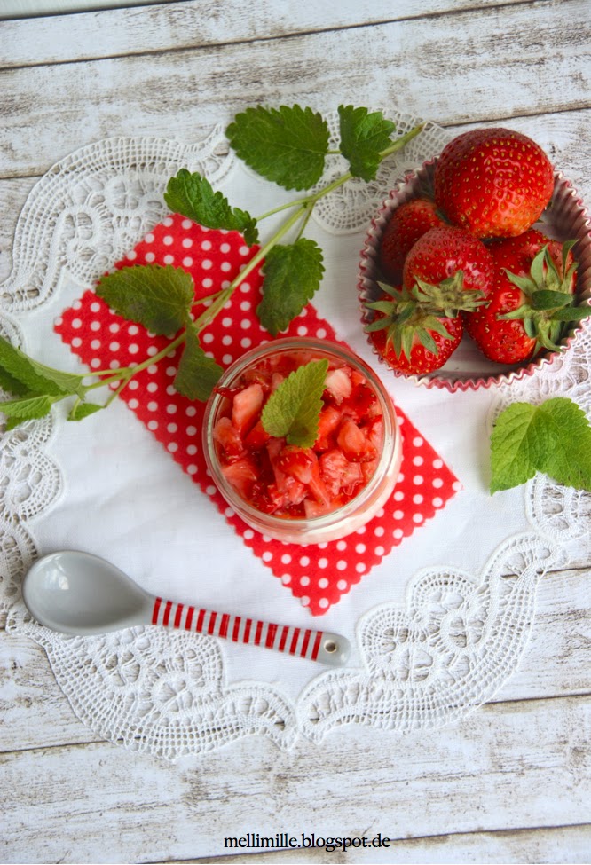 mellimille: Quarkmousse mit Erdbeerragout