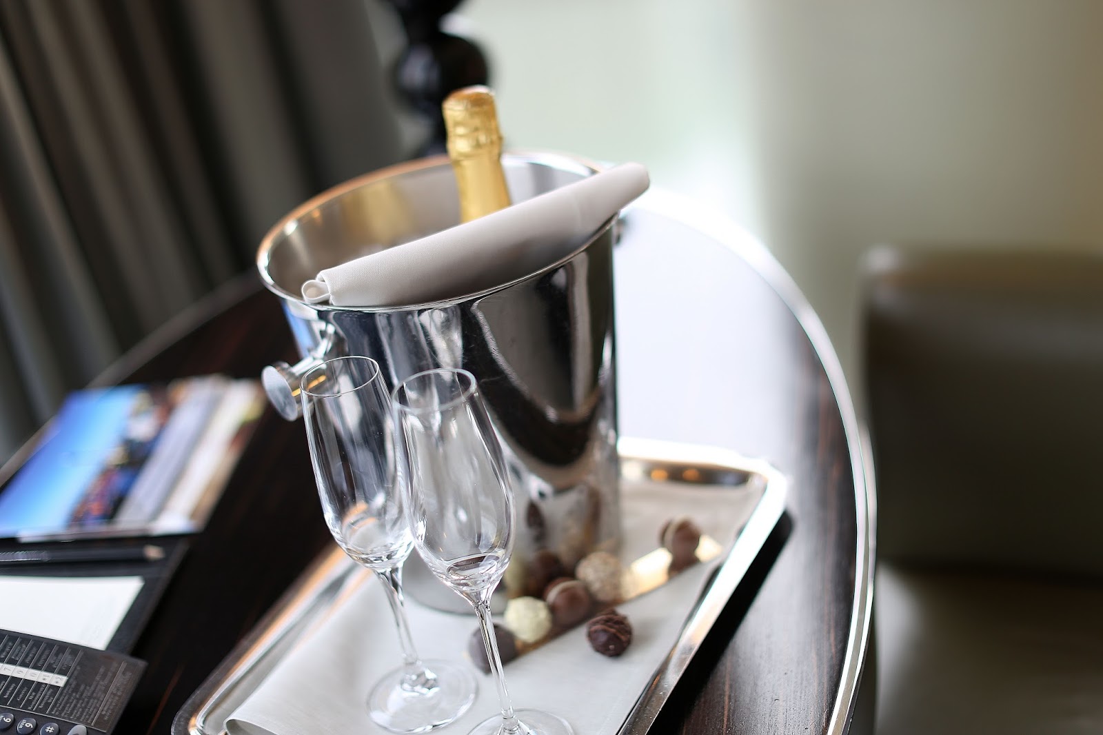 Essence Colour Nagellack Midnight Date Jadeblute