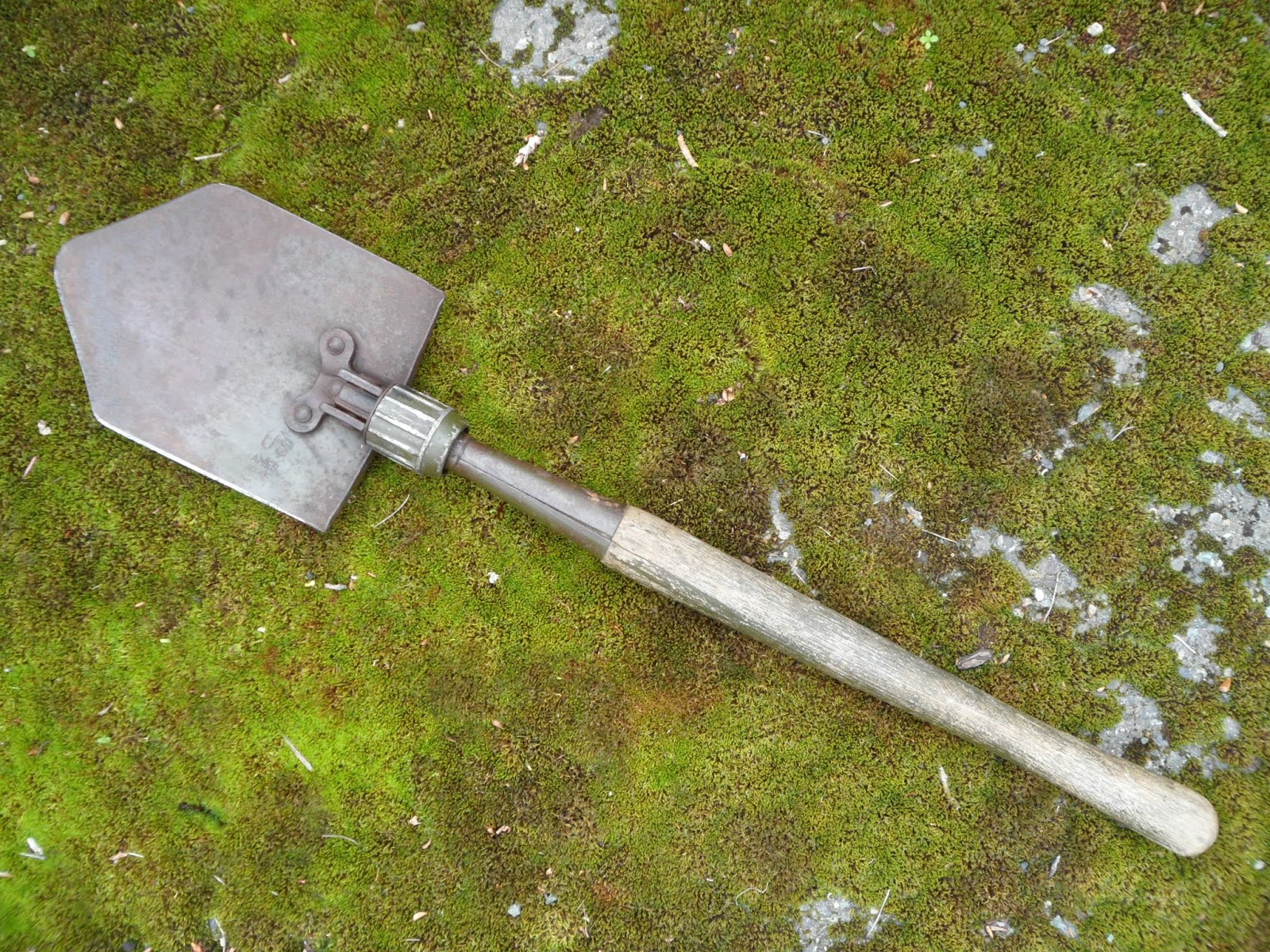 Four Bees US Model 1943 Entrenching Tool, M43 Shovel, WW2, Ames 1945