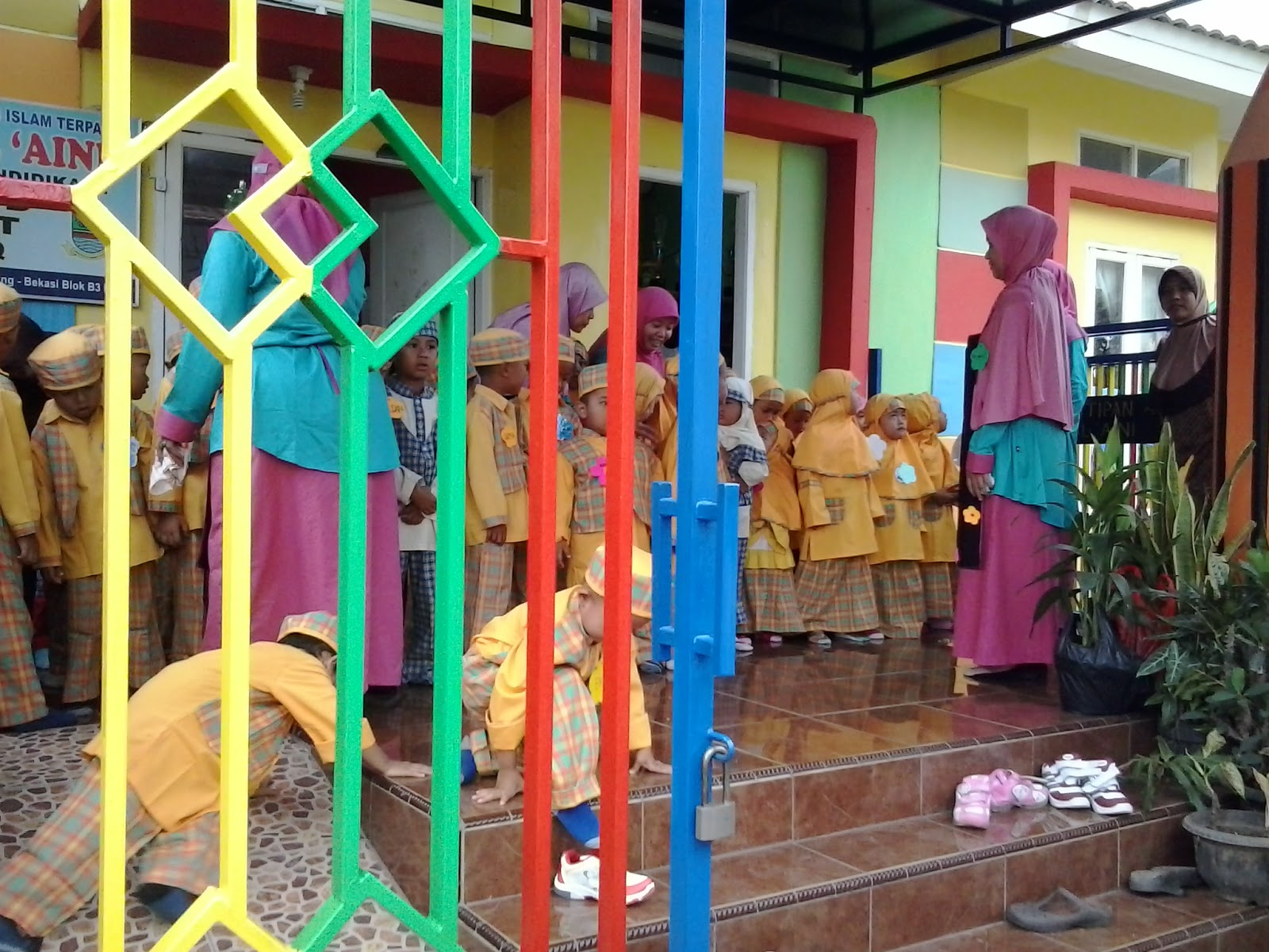 Ide Top 35 Warna Cat Pagar Sekolah