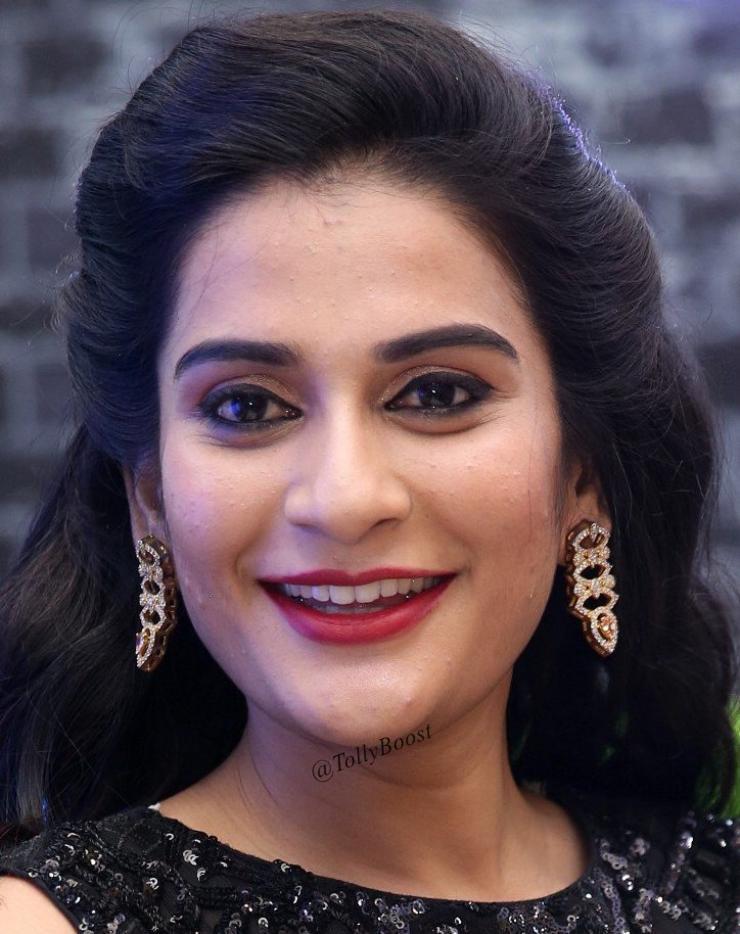 Indian Beautiful Girl Jenny Honey Long Hair Smiling Face Close Up