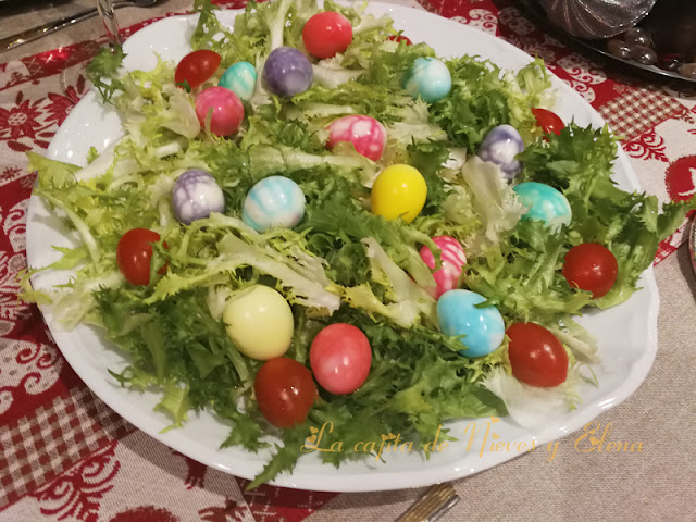 Huevos de codorniz marmolados en ensalada