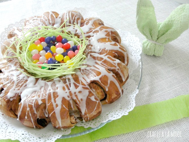 Apples and cinnamon coffee bread for Easter