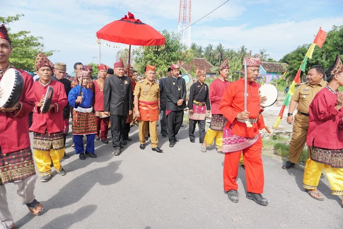 Nanang Ermanto Di Dampingi Pangeran Penyimbang Marga Dengan diarak Khudat dan Pencak Lampung.
