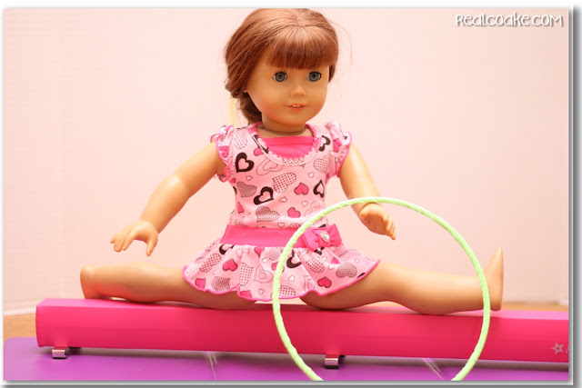 What an adorable American Girl Doll craft! It looks easy to make this DIY gymnastic hoop for our dolls. 