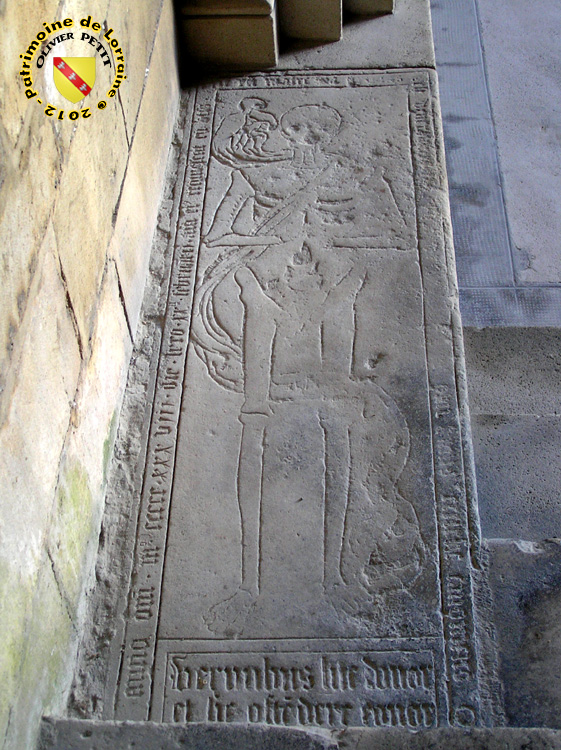 Toul - Cathédrale Saint-Etienne : Pierre tombale du cloître