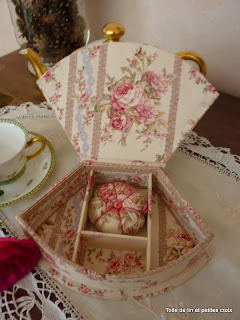 Petite Boîte à Couture Décorative Vintage - Avec Couvercle - 5,5x7x6 Cm