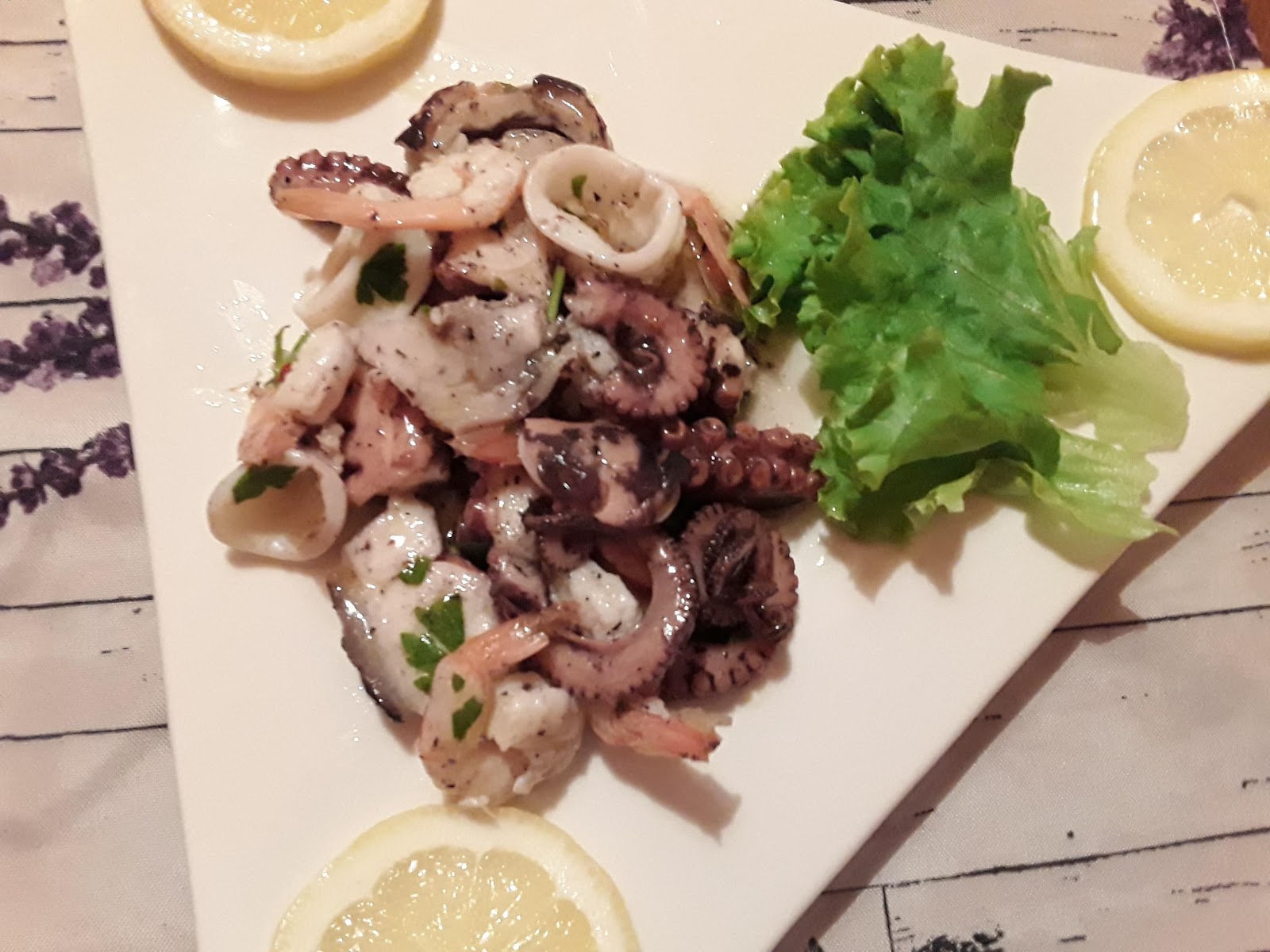 Insalata Di Mare Con Polpo Calamari E Gamberetti