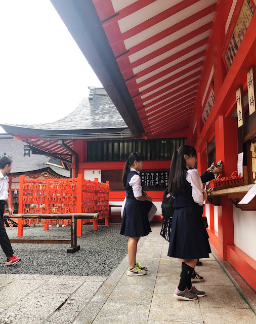 Fushimi Inari Taisha le sanctuaire aux torii rouges