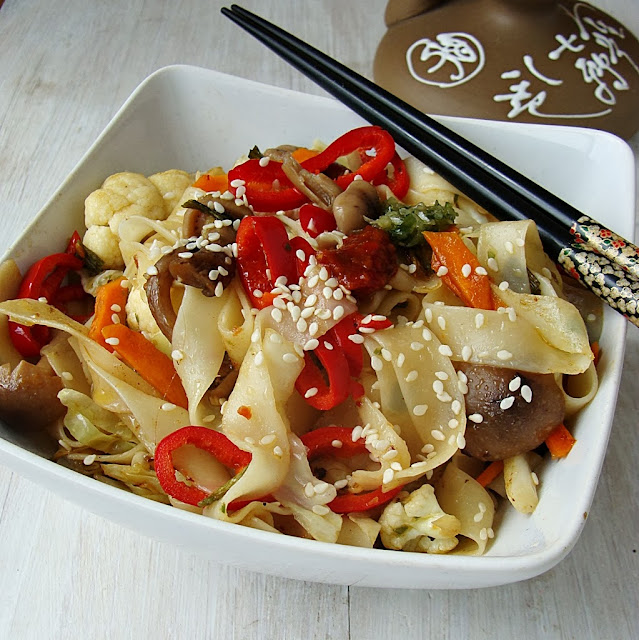 Retete asiatice: Taitei prajiti - Fried Noodles